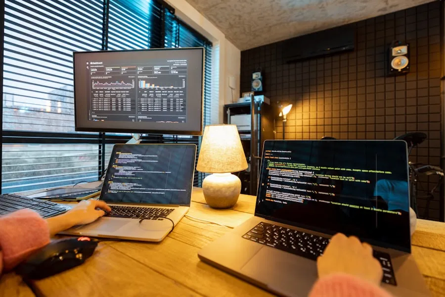 Разработчик программного обеспечения за работой