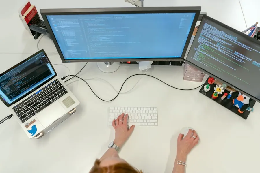 UX-дизайнер работает над wireframe'ами